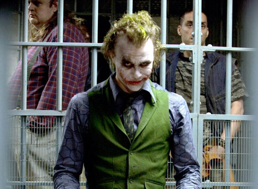 Endlich ist es gelungen, den Joker (Heath Ledger) gefangen zu nehmen. Doch dann erfährt Batman, dass der einfallsreiche Bösewicht Staatsanwalt Dent und Rachel in seiner Gewalt hat – und nur einer von Batman gerettet werden kann. Bild: Sender