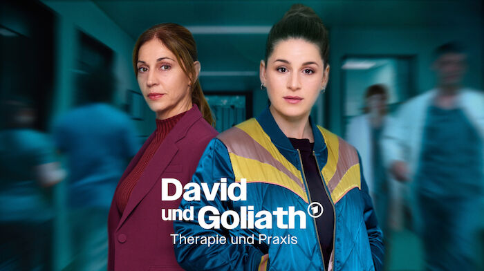 David und Goliath: Dr. Veronika Jelinek (Ulrike C. Tscharre) und Dina Schwarz (Lou Strenger). Bild: Sender /  WDR / Bantry Bay Productions GmbH / Frank Dicks / mit KI-Unterst&uuml;tzung bearbeitet