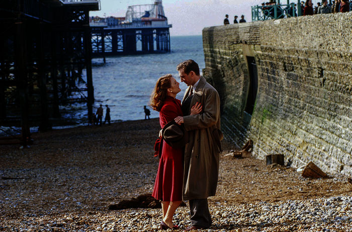 Sarah (Julianne Moore) und Maurice (Ralph Fiennes) genießen eine Auszeit am Meer. Bild: Sender / David Appleby 