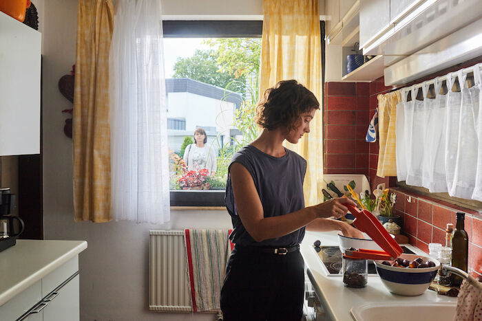 Geranien: Nach dem Streit geht Konnie (Marion Ottschick) Nina (Friederike Becht) aus dem Weg. Bild: Sender /  ZDF / Julian Paul. 