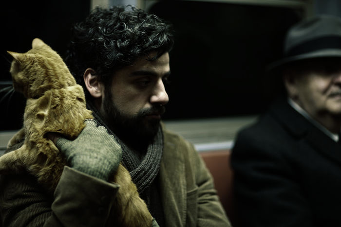 Llewyn Davis (Oscar Isaac) unterwegs mit Katze in der New Yorker U-Bahn. Bild: Sender /ZDF / Alison Rosa. 