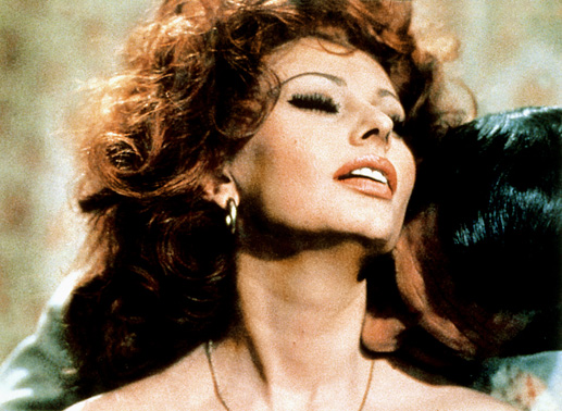 Don Domenico (Marcello Mastroianni) kann den Reizen Filumenas (Sophia Loren) nicht widerstehen. Bild: Sender