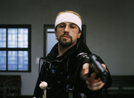 Erwin Mikolajczyk (Christoph Waltz) erscheint mit einer Waffe im Gerichtssaal und erschießt nacheinander die anwesenden Personen. Bild: Sender