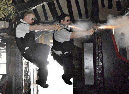 Angel (Simon Pegg, l.) und Danny (Nick Frost) schießen den Weg frei. Bild: Sender