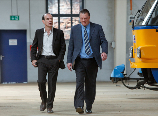 Hauptkommissar Andreas Keppler (Martin Wuttke, links) befragt die engsten Mitarbeiter des ermordeten J&ouml;rg Korsack. Sein Stellvertreter Siggi Mertens (Peter Kurth, rechts), der Schwierigkeiten mit dem neuen Chef zugibt, hat zun&auml;chst die Personalleitung der st&auml;dtischen Verkehrsbetriebe &uuml;bernommen. Bild: Sender
