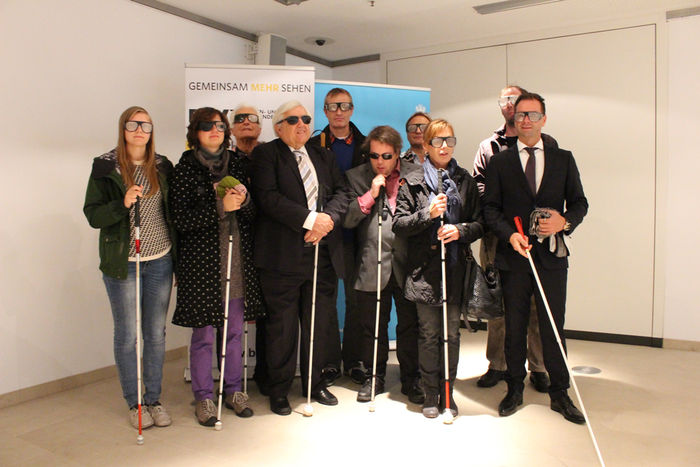 Die Brille simulierte für die TeilnehmerInnen eine hochgradige Sehbehinderung, mit der man nur noch schemenhaft und stark trüb die Umwelt wahrnimmt. Bild: BSVT
