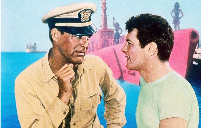 Nach dem Ende des Zweiten Weltkriegs geht Kommandant Sherman (Cary Grant, li.) zurück, um sein geliebtes U-Boot vor der Verschrottung zu retten. Sein bester Mann: Leutnant Holden (Tony Curtis, re.). Bild: Sender