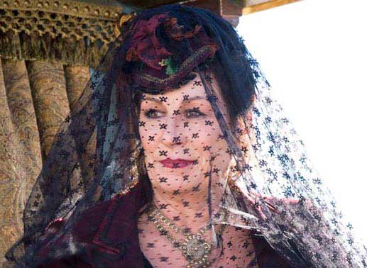 Anjelica Huston als Madame Louise Fair. Bild: Sender