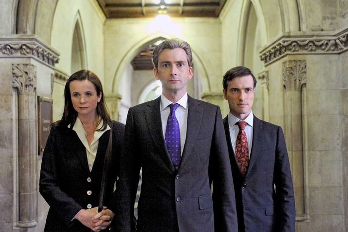 Staatssekretärin Freya Gardner (Emily Watson), ihr Mann, Wirtschaftsminister Aiden Hoynes (David Tennant) und Arbeitsminister Bruce Babbish (Ed Stoppard) machen sich auf den Weg zur Parlamentssitzung. Bild: Sender / Daybreak Pictures