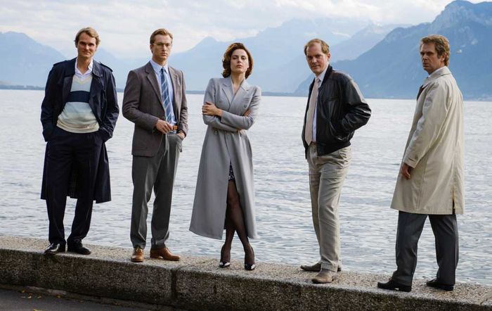 Olaf Nissen (Fabian Hinrichs) , David Burger (Alexander Fehling) Giselle Neumayer (Antje Traue), Georg Szepanski (Godehardt Giese) und Uwe Barschel (Matthias Matschke). Bild: Sender / Stefan Erhard