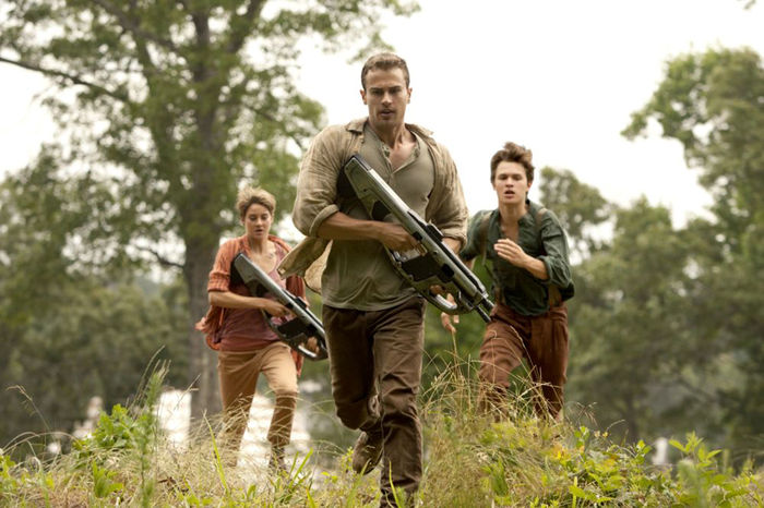Shailene Woodley, Theo James und Ansel Elgort in Insurgent in „Die Bestimmung – Insurgant“. Bild: Sender/Lionsgate.