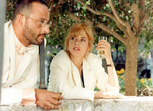 Jacques' Jugendfreund Enzo (Jean Reno) und Johana (Rosanna Arquette) betrinken sich auf einer Feier auf Sizilien. Bild: Sender