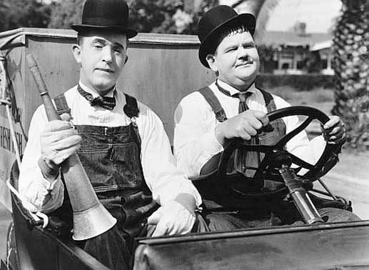 Als Fischverkäufer preisen Laurel (Stan Laurel, li.) und Hardy (Oliver Hardy, re.) ihre frische Wahre an. Bild: Sender / Art Lloyd / TaurusMedia