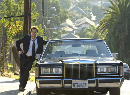 Das Motto von Anwalt Mick Haller (Matthew McConaughey) ist ganz einfach: Jeder Angeklagte soll den bestm&ouml;glichen Verteidiger zur Seite gestellt bekommen - n&auml;mlich ihn selbst! Seine B&uuml;roarbeit erledigt Mick auf dem R&uuml;cksitz seines Dienstwagens. Bild: Sender