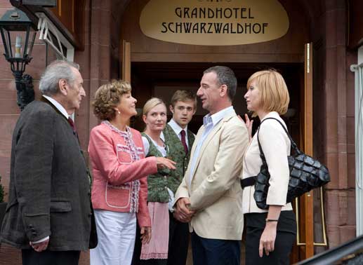 Lore (Gila von Weitershausen, 2.v.li.), Hermann (Walter Schulthei&szlig;, li.), Gitta (Simone Ascher) und Azubi Sven (Marcel Goldammer) verabscheiden den Konzertpianisten Richard Cornelius (Heio von Stetten) und seine Agentin Brenda (Fanny Stavjanik, re.). Bild: Sender