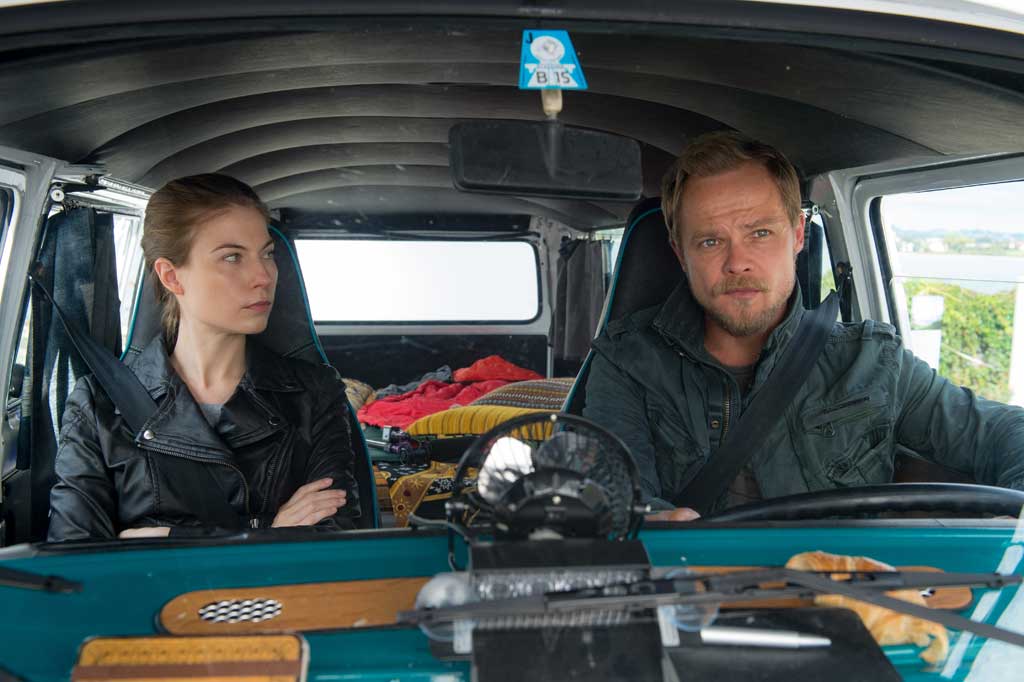 Nora von Waldst&auml;tten (Hannah Zeiler), Matthias Koeberlin (Micha Oberl&auml;nder). Bild: Sender / Graf Film / Thomas Roth