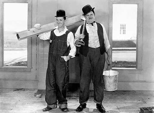 Als Bauarbeiter nehmen sich Laurel (Stan Laurel, li.) und Hardy (Oliver Hardy, re.) so Einiges vor: Sie sollen ein Fertighaus zusammenbauen. Bild: Sender / George Stevens / TaurusMedia