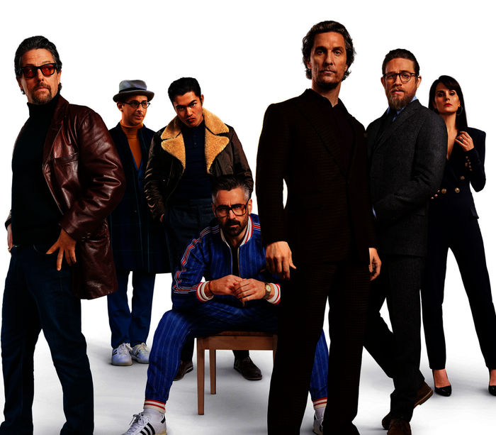 The Gentlemen. Hugh Grant (Fletcher), Jeremy Strong (Matthew Berger), Henry Golding (Dry Eye), Colin Farrell (Coach), Matthew McConaughey (Mickey Pearson), Charlie Hunnam (Ray), Michelle Dockery (Rosalind Pearson). Bild: Sender / ORF / Leonine