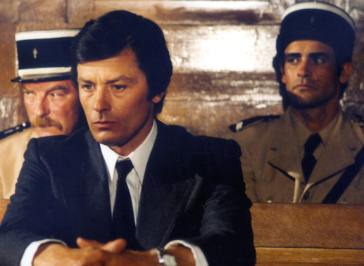 Gino Strabliggi (Alain Delon, 2.v.li.) wird zum Tode verurteilt. Bild: Sender