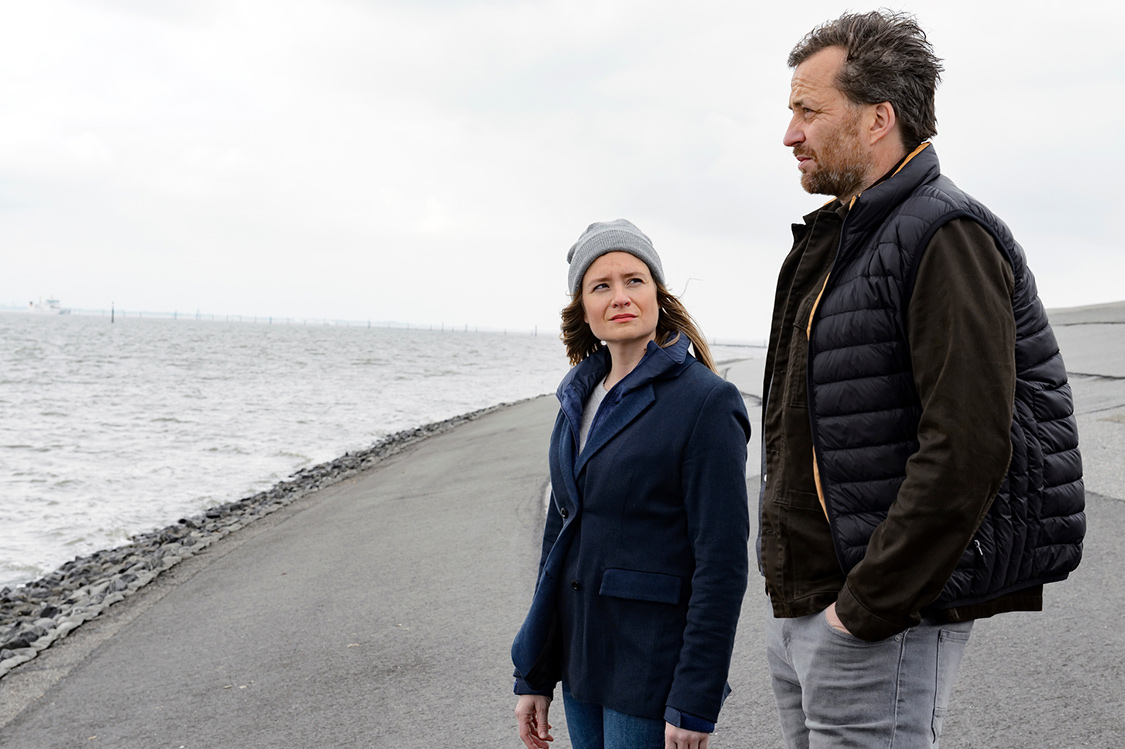 Frank Weller (Christian Erdmann) und Ann Kathrin Klaasen (Julia Jentsch). Bild: Sender / ZDF / Sandra Hoever