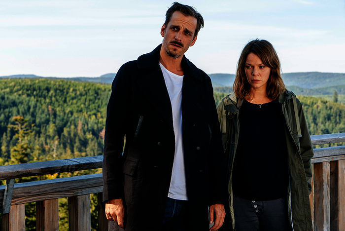 Konrad Diener (Max von Thun) und Maris Bächle (Jessica Schwarz) versuchen, den Mordfall zu lösen. Bild: Sender