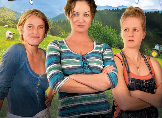 Die Kirche muss im Dorf bleiben! Davon sind die drei Schwestern Häberle, Christine (Karoline Eichhorn), Maria (Natalia Wöner) und Klara (Julia Nachtmann) überzeugt. Bild: Sender / Camino