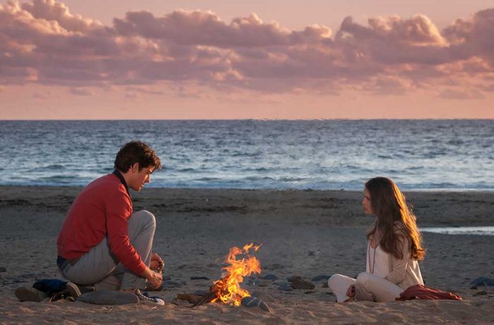 Da Lilly (Zoe Moore) und Nicholas (Philipp Danne) die letzte F&auml;hre verpasst haben, m&uuml;ssen sie die Nacht &uuml;ber im Freien verbringen. Bild: Sender / JON AILES
