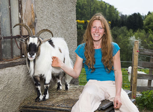 Katharina – die neugierige Aussteigerin, 34 Jahre, aus der Steiermark: Katharina ist Stallmädchen und Pferdebetreuerin. Sie arbeitet am Hof einer Bekannten, hat vor 1 ½ Jahren ihren Bürojob gekündigt und widmet sich seither der Pferdepflege und ihrer Ausbildung zur Heilmasseurin. Katharina ist bisexuell und sucht sowohl Männer, als auch Frauen für die Hofwoche. Bild: Sender