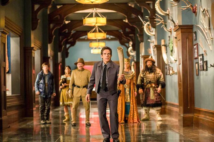 Skyler Gisondo (Nick Daley), Mizuo Peck (Sacajawea), Robin Williams (Theodore Roosevelt), Ben Stiller (Larry Daley / Neandertaler Laaa), Rami Malek (Ahkmenrah), Patrick Gallagher (Attila). Bild: Sender / Joe Lederer