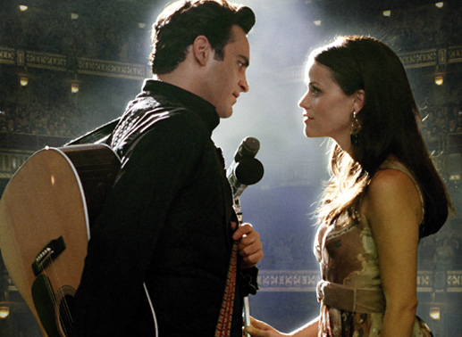 Johnny Cash (Joaquin Phoenix) und June Carter (Reese Witherspoon) feiern bald großartige Erfolge. 
Bild: Sender