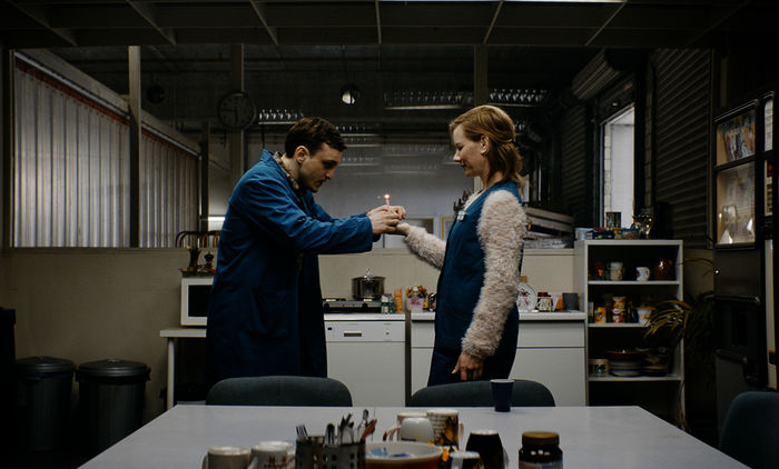 Christian (Franz Rogowski) überrascht Marion (Sandra Hüller) mit einem Geburtstagstörtchen. Bild: Sender / MDR / Sommerhaus Filmproduktion