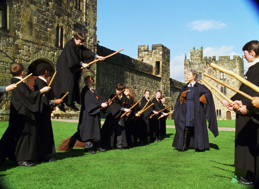 Die Zauberlehrlinge nehmen eine Flugstunde. Bild: Sender / © Warner Bros. Ent. 
Harry Potter Publishing Rights © J.K.R.
