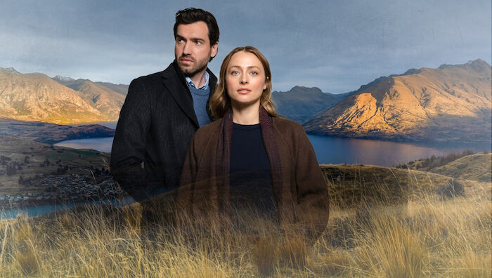 Queenstown Murders: Detective Anais Mallory (Chelsie Preston Crayford) und Detective Simon Delaney (Matt Whelan). Bild: Sender / ZDF /Emma Jones
