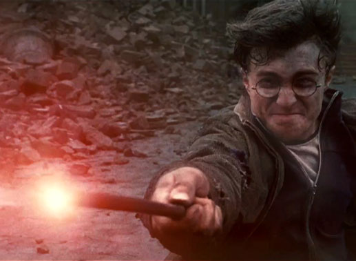 Daniel Radcliffe als Harry Potter gibt in die Heiligtümer des Todes Zunder. Bild: © 2010 Warner Bros. Ent.