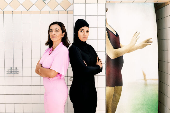 Freibad: Ilknur Boyraz (Emine), Nilam Farooq (Yasemin). Bild: Sender / Constantin Film / Mathias Bothor