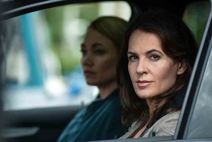 Anna Mehringer (Stephanie Eidt) ist alles andere als erfreut über die Zusammenarbeit mit Sarah Kohr (Lisa Maria Potthoff). Bild: Sender