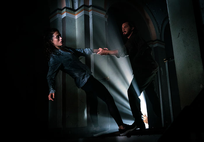 Schneller als die Angst: Der Gejagte und die J&auml;gerin: Serienm&ouml;rder Andr&eacute; Haffner (Felix Klare) mit der Fahnderin Sunny Becker (Friederike Becht). Bild: Sender / ARD Degeto / MDR / Stephan Rabold