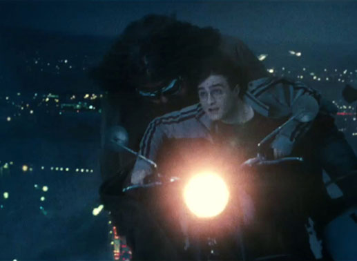 Daniel Radcliffe als Harry Potter und Rubeus Hagrid. Harry Potter und die Heiligtümer des Todes. Bild: © 2010 Warner Bros. Ent.