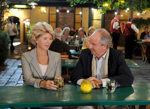 Society-Lady Anna (Christiane H&ouml;rbiger) in Wien beim Heurigen mit Friedrich von Thun. Bild: Sender