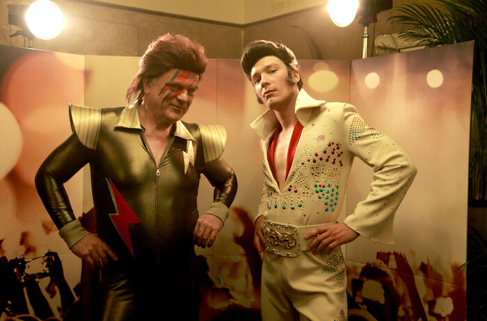Das schwarze Quadrat: Vincent (Bernhard Schütz) und Nils (Jacob Matschenz) müssen als Imitatoren von David Bowie und Elvis Presley im Showprogramm des Kreuzfahrtschiffes auftreten. Bild: Sender / © ZDF / arte /Felix Novode Oliveira