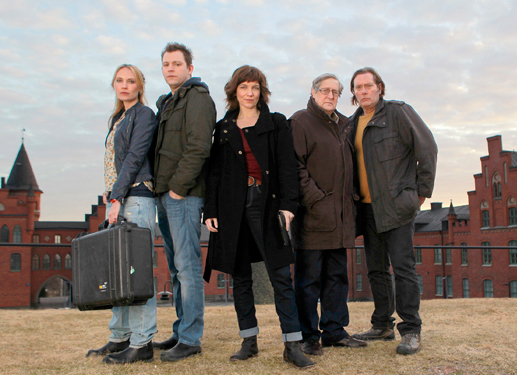Irene Huss (Angela Kovacs) geht mit ihren bew&auml;hrten Kollegen Jonny (Dag Malmberg), Sven (Lars Brandeby), Fredrik (Eric Ericson) und Elin (Moa Gammel) auf Verbrecherjagd.
Bild: Sender