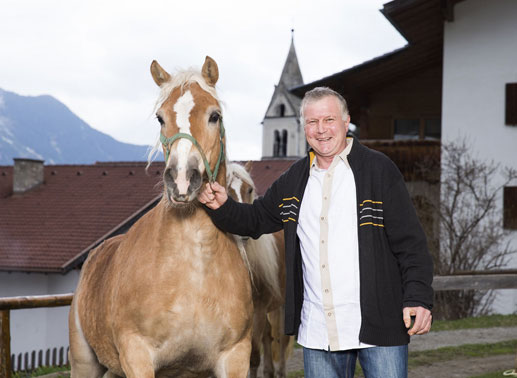 Charly – der einsame Bergbauer, 48 Jahre, aus Tirol: Charly ist Pferdebauer und außerdem Koch in einem Bergrestaurant. Der einsame Bergbauer hatte noch nie eine Freundin, ist zeit seines Lebens Single. Charly wünscht sich eine Frau, mit der er eine Familie gründen kann. sollte unbedingt ein gutes Herz haben, lustig und treu sein. Bild: Sender