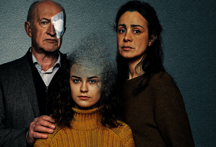 Unseen: Laurence Decond&eacute; (Myriem Akheddiou) und ihr Vater Victor Decond&eacute; (Luc van Grunderbeeck) sorgen sich um Lily (Elisa Echevarria). Bild: Sender /  ZDF / About Premium Content