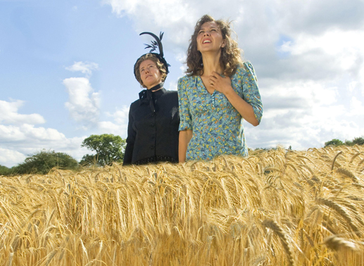 Nanny McPhee (Emma Thompson, li.) hilft der alleinerziehenden Mrs. Green (Maggie Gyllenhaal), ihre Rasselbande in den Griff zu bekommen.  Bild: Sender