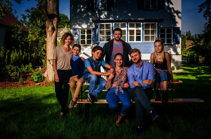 Die Bonusfamilie (v.l.n.r.) Anna Schäfer (Rolle: Katja), Levis Kachel (Rolle: William), Fillin Mayer (Rolle: Eddie), Inez Björg David (Rolle: Lisa), Steve Windolf (Rolle: Martin), Lucas Prisor (Rolle: Patrick) und Louise Sophie Arnold (Rolle: Bianca). Bild: Sender /  BR / Sammy Hart
