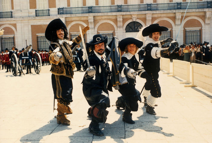 Porthos (Frank Finlay, l.), Athos (Oliver Reed, m.l.), D'Artagnan (Michael York, m.r.) und Aramis (Richard Chamberlain, r.). Bild: Sender/Studiocanal