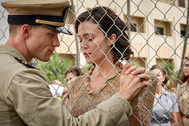 Midway - F&uuml;r die Freiheit:  Ed Skrein (Lt. Richard 'Dick' Best), Mandy Moore (Anne Best). Bild: Sender / ORF / Pro7 / LEONINE Studios / Reiner Bajo