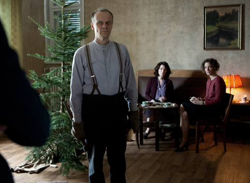 Herr Gärtner  (Edgar Selge). Im Hintergrund: Gräfin Belavar (Iris Berben), Marie-Claude Vaillant-Couturier (Vicky Krieps). Bild: Sender