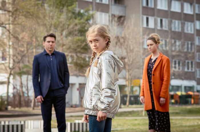 Das bleibt unter uns: Nachdem ihre Haushaltshilfe Natalia ins Koma gefallen ist, m&uuml;ssen sich Jana (Anna Unterberger) und Alexander (Hanno Koffler,) &Uuml;berlegen, was sie mit Natalias Tochter Anna (Anna Cheban) machen. Bild: Sender / Gordon Muehle / ZDF / ARTE