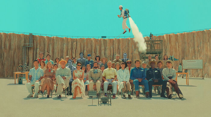 Asteroid City: Stephen Park (Roger Cho), Hope Davis (Sandy Borden), Liev Schreiber (J. J. Kellogg), Scarlett Johansson (Midge Campbell), Jason Schwartzman (Augie Steenback), Tom Hanks (Stanley Zak), Tilda Swinton (Dr. Hickenlooper), Rupert Friend (Montana), Seu Jorge (Cowboy), Jarvis Cocker (Cowboy). Bild: Sender/Universal